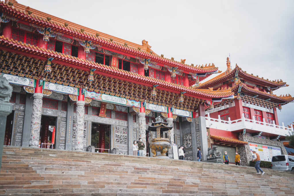 玄奘寺俯瞰日月潭湖面，環繞於群山之中