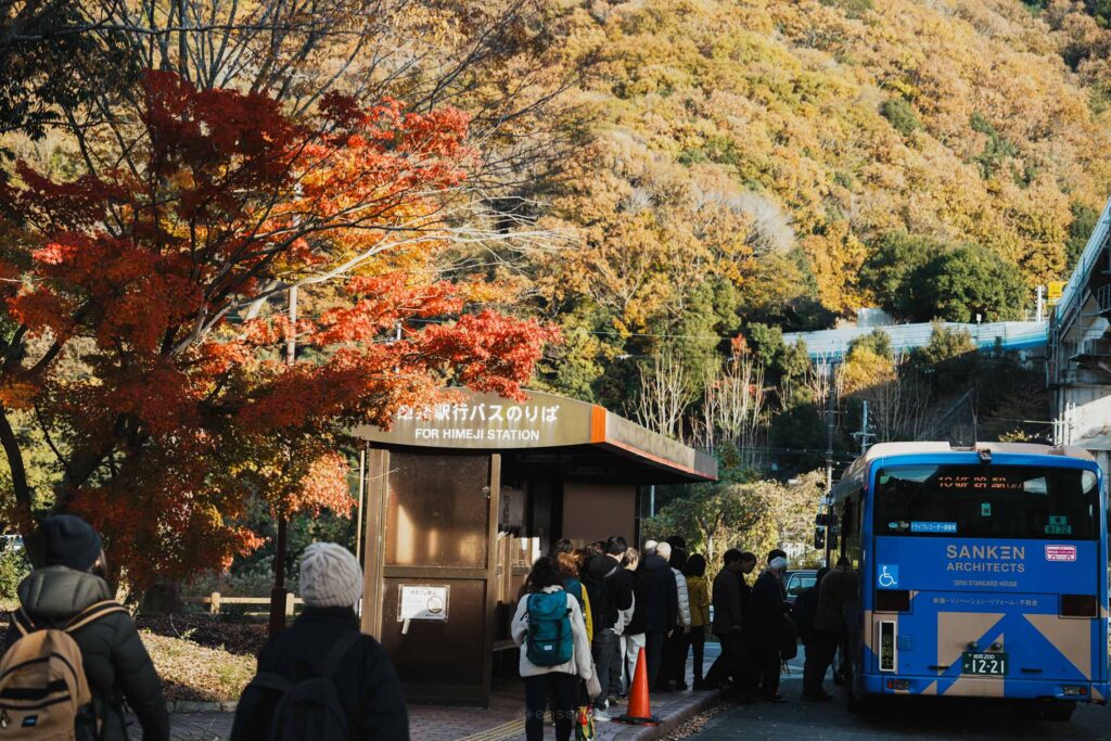 前往書寫山圓教寺，巴士＋纜車套票，價格為1,700日圓，比起單買車票與纜車票可以省下680日圓。