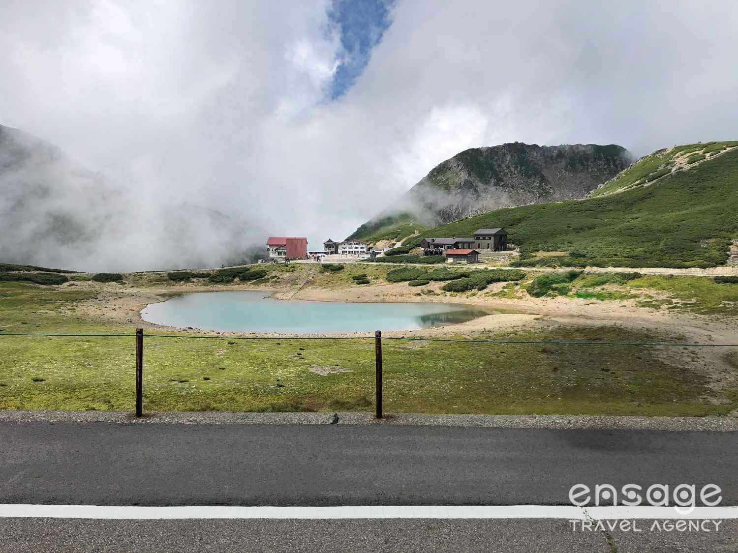 我們將從岐阜縣側挑戰另一條通往乘鞍疊平的壯麗路線 — 「乘鞍天空之路」。這條路線坡度更陡，是專為熱愛挑戰的騎士所準備的終極試煉。這條路線適合喜愛挑戰的登山自行車騎士，從殿下平終點站出發，沿乘鞍天空之路一路攀升，最終抵達海拔2,700多公尺的山頂，全長約18公里，平均坡度達7.2%，是一次充滿挑戰且景色壯麗的山地騎行體驗。