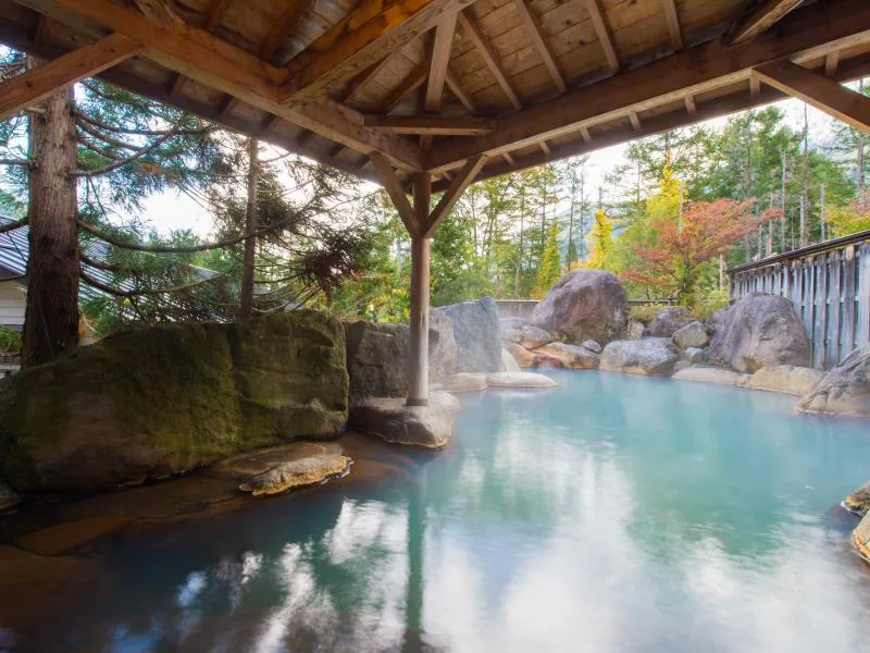 平湯王子大酒店擁有三種獨特泉質的源泉，以其出色的泉水質量和多樣化的溫泉選擇，為旅客提供了非常棒的溫泉體驗。並且所有風呂都是源泉放流式，可供住客24 小時入浴，讓您在入住期間隨時享受溫泉。