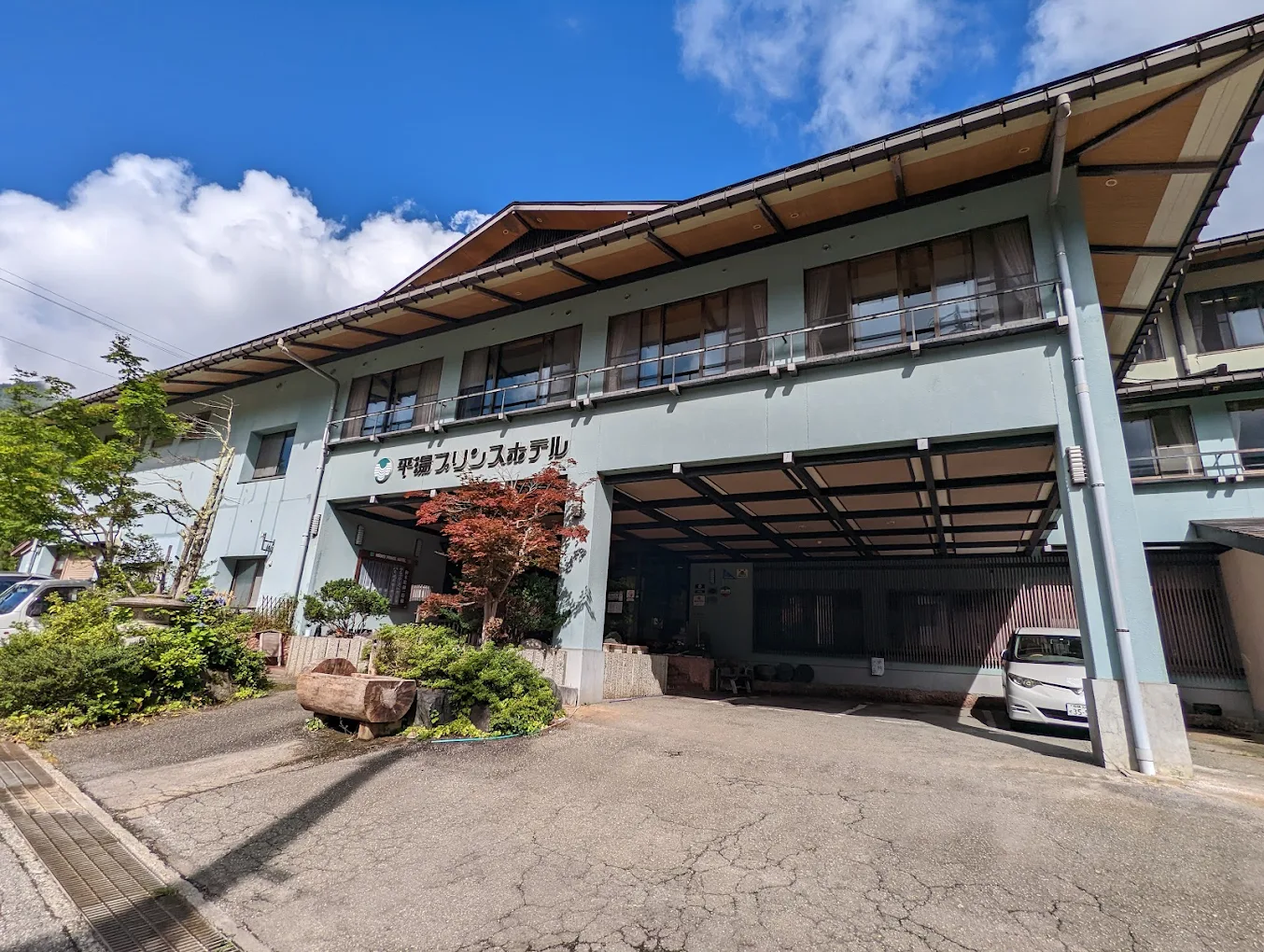 本次入住平湯王子大酒店 (Hirayu Prince Hotel)，距離乘鞍活動會場僅 40 分鐘車程，省去舟車勞頓，睡好再騎車！飯店擁有三種獨特泉質的源泉放流式溫泉，24小時皆可入浴。