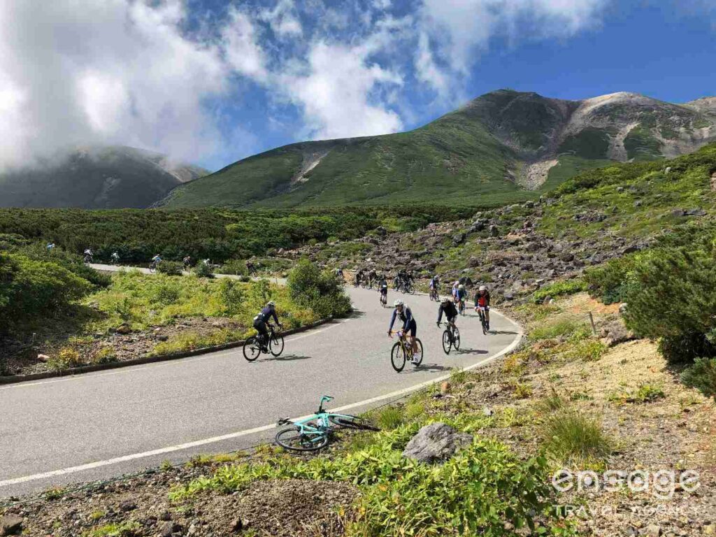 日本的武嶺,乗鞍單車登高賽最後一段的天堂路,抵達終點時碧藍的天空、漂浮的雲海、雄偉的乘鞍岳峰群盡收眼底。這裡被稱為「天空之路」並非虛名,能在自行車上親身體驗,足以讓所有辛苦都值得。