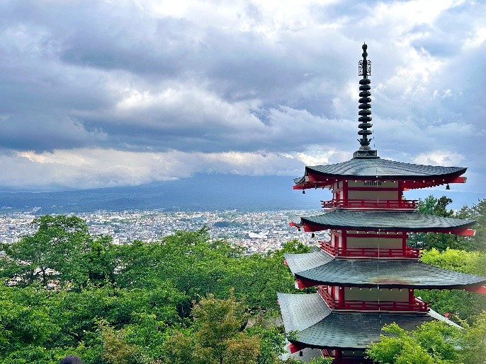 2026-ensage-FUJI-Hill-Climb-funride-3 新倉淺間神社一到春季,約有300株櫻花一齊盛開,境內彌漫著怡人花香。這裡也是非常熱門的富士山觀景點,從紅色鳥居望出去所見的富士山與櫻花動人畫面,令人屏息。位於神社上方的新倉淺間公園內有座忠靈塔(五重塔),與富士山共譜的美景,讓此處成為聞名國際的拍照打卡熱點。新倉淺間神社,可說是造訪富士吉田時絶不容錯過的觀光景點之一。