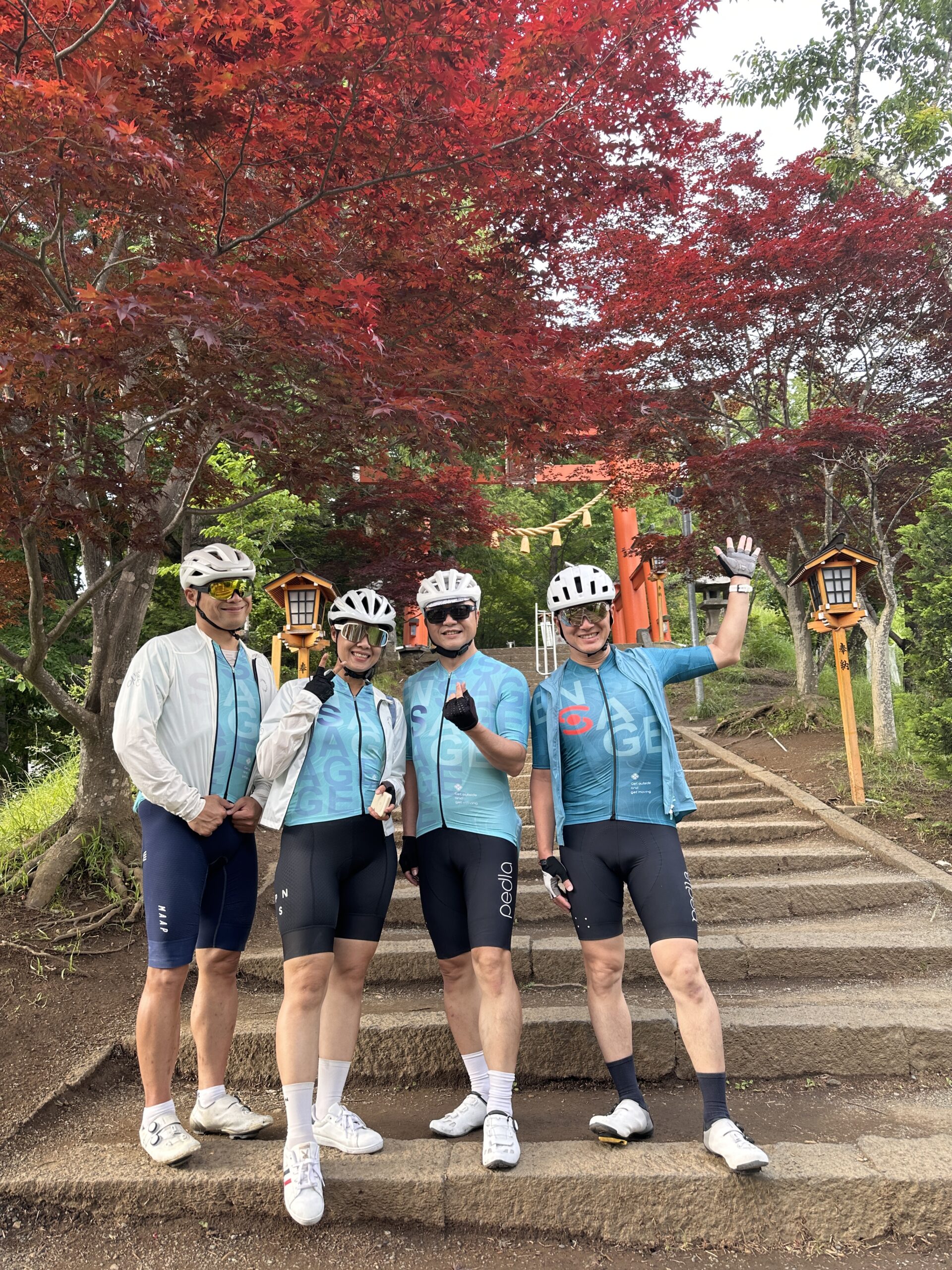 2026-ensage-FUJI-Hill-Climb-funride-4 我們造訪新倉淺間神社時雖然沒有櫻花的襯托,但是日本楓與紅色鳥居互相映紅,更是別有一番風味!