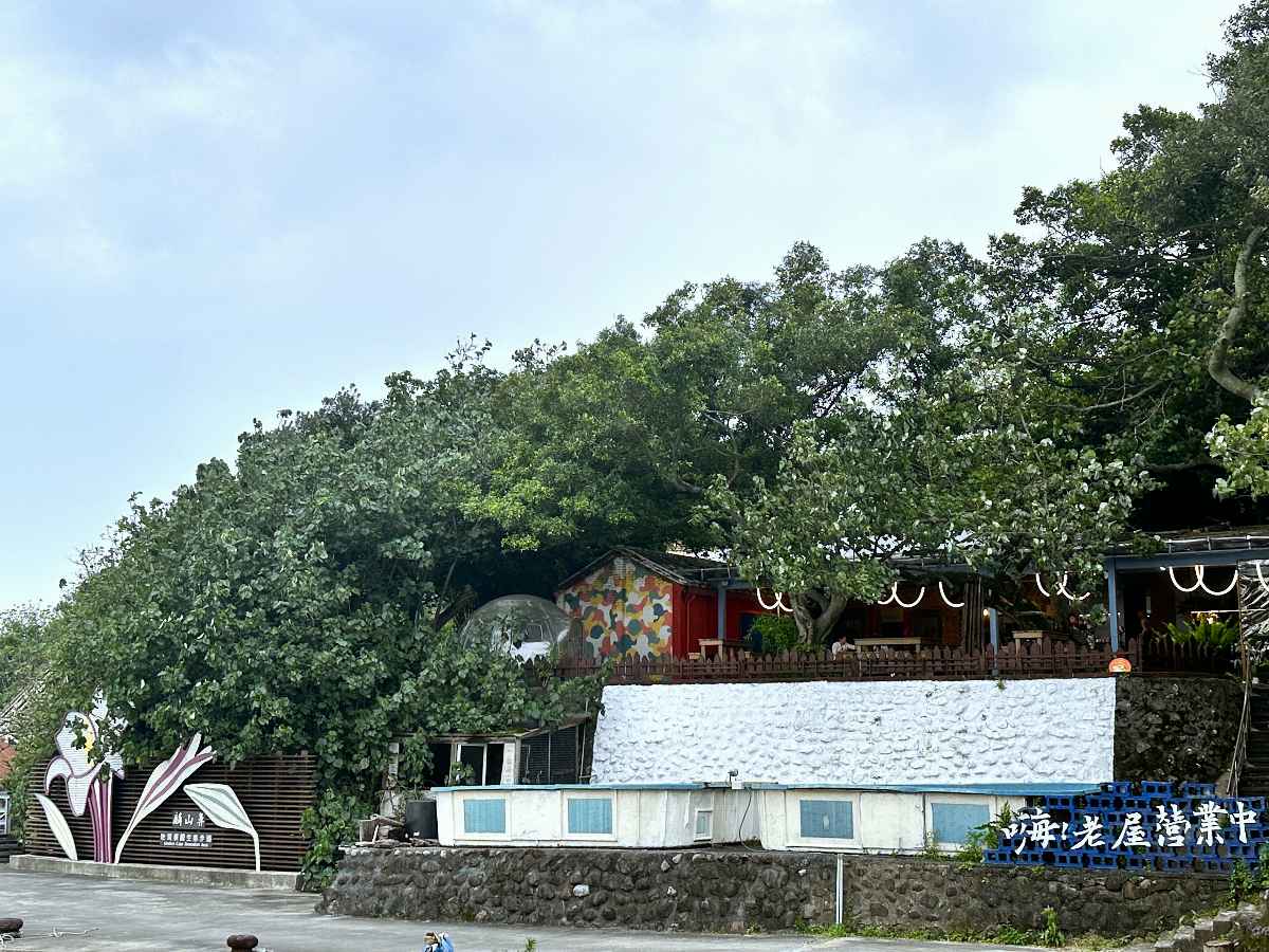 ensage-greenmover-trip2 自行車道會引領您進入麟山鼻遊憩區。這裡的地質景觀是本路線的精華所在。麟山鼻著名的風稜石是經年累月受東北季風吹蝕而成的黑色安山岩,是大自然雕刻出的藝術品。單車道在此轉為架高的海濱木棧道,讓您能以最親近的距離穿越這片奇岩海岸。