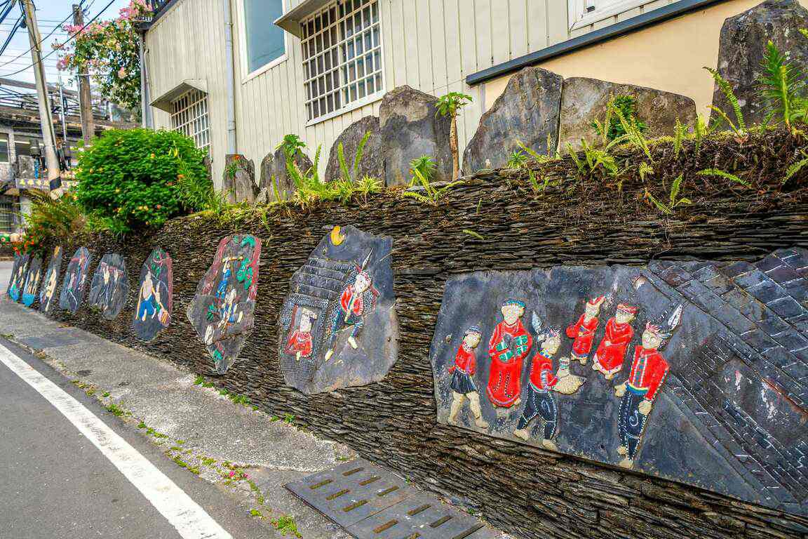 ensage-greenmover-trip4 多納部落最大的特色是傳統的石板屋建築,這是魯凱族就地取材的智慧結晶。走在巷弄間,感受傳統圖騰與雕刻,並品嚐道地的魯凱風味餐(如小米酒、吉拿富)。這份人文的收穫,往往比征服坡道的成就感更為深刻。