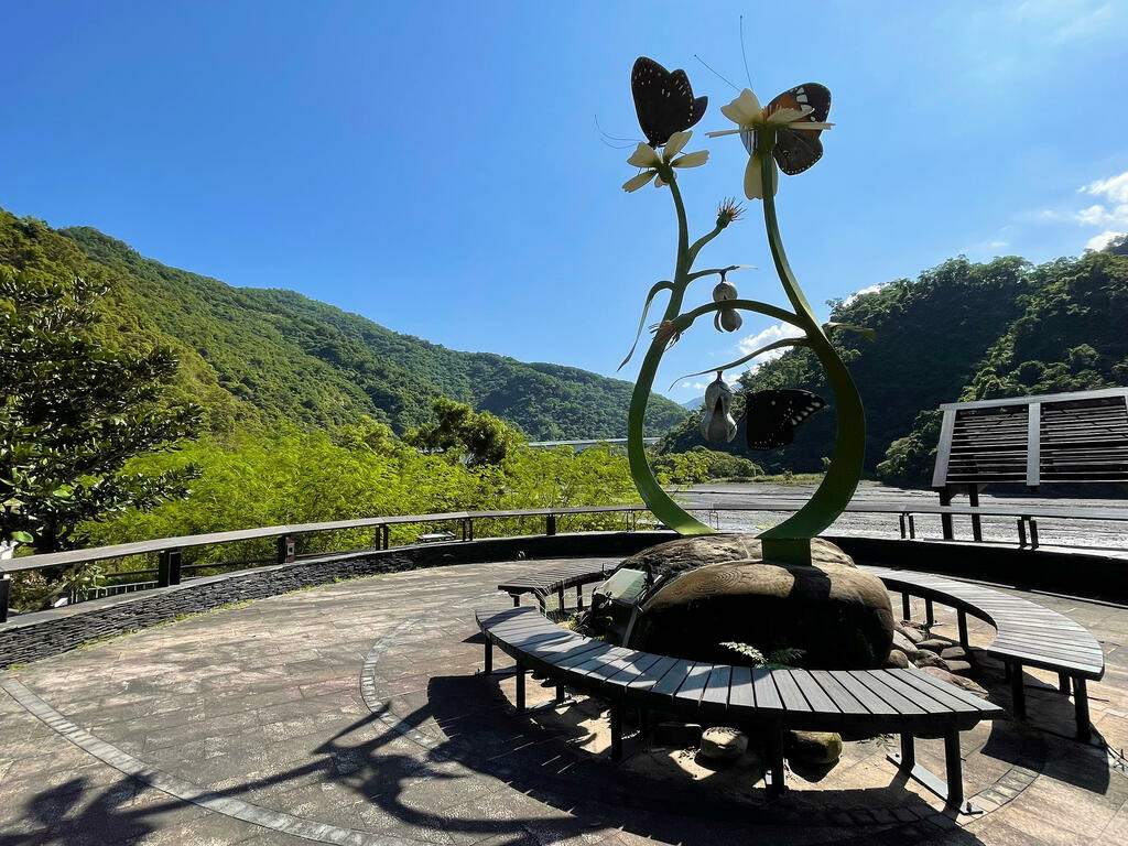 ensage-greenmover-trip6 茂林最引以為傲的,就是世界唯二的越冬型蝴蝶谷——紫蝶幽谷。雖然單車騎行多集中在非越冬季節,但知道自己正騎行在數十萬隻紫斑蝶每年南遷的生命之路,本身就是一種感動。在冬季(約 11 月至隔年 3 月),幸運的話能看見紫斑蝶漫天飛舞的奇景,這份生態之美,是單車旅人最寶貴的綠色回饋。