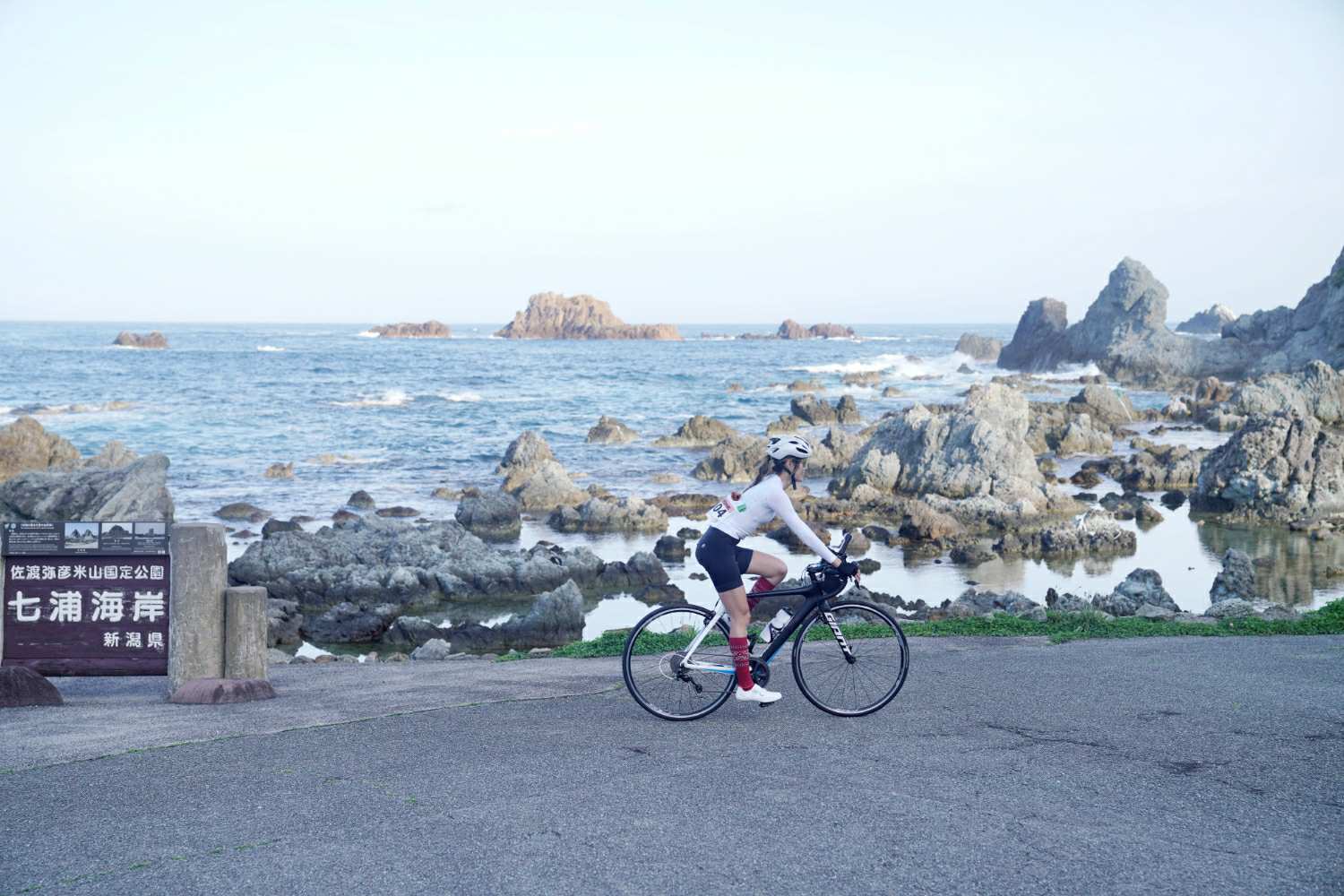 sado-long-ride-6 以七浦海岸的奇岩與蔚藍大海為背景,和我的愛車夥伴合影📸