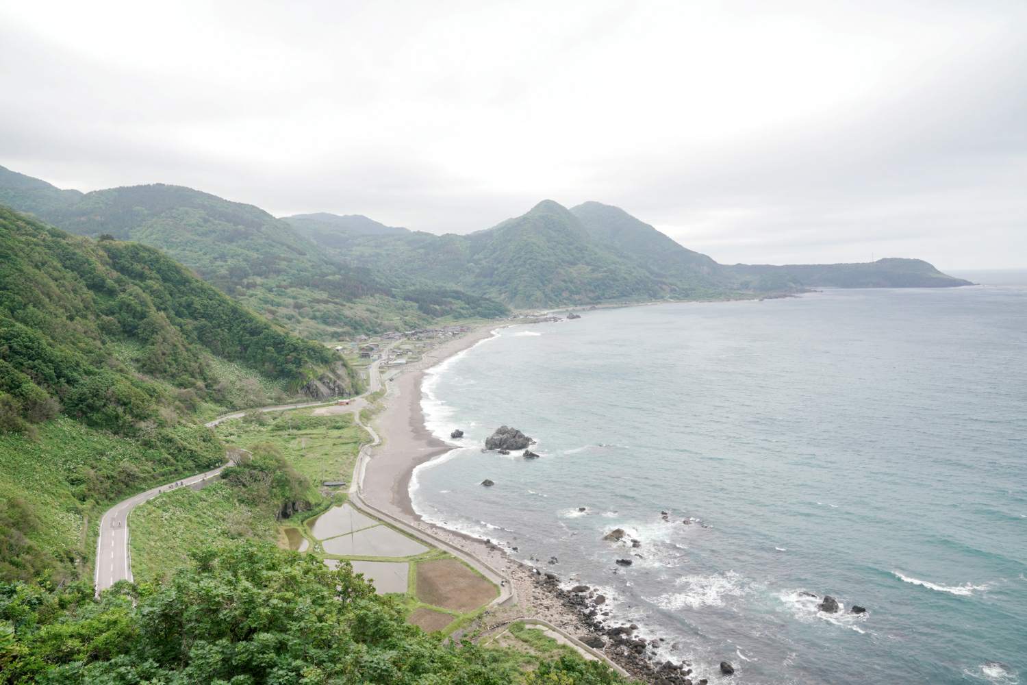 sado-long-ride-7 出發後立刻就被美麗的景色Hype到最高點! 綿延不絕的外海府海岸絕景🌊 雖然上下坡很多,但這片景色讓我忘卻了疲勞。