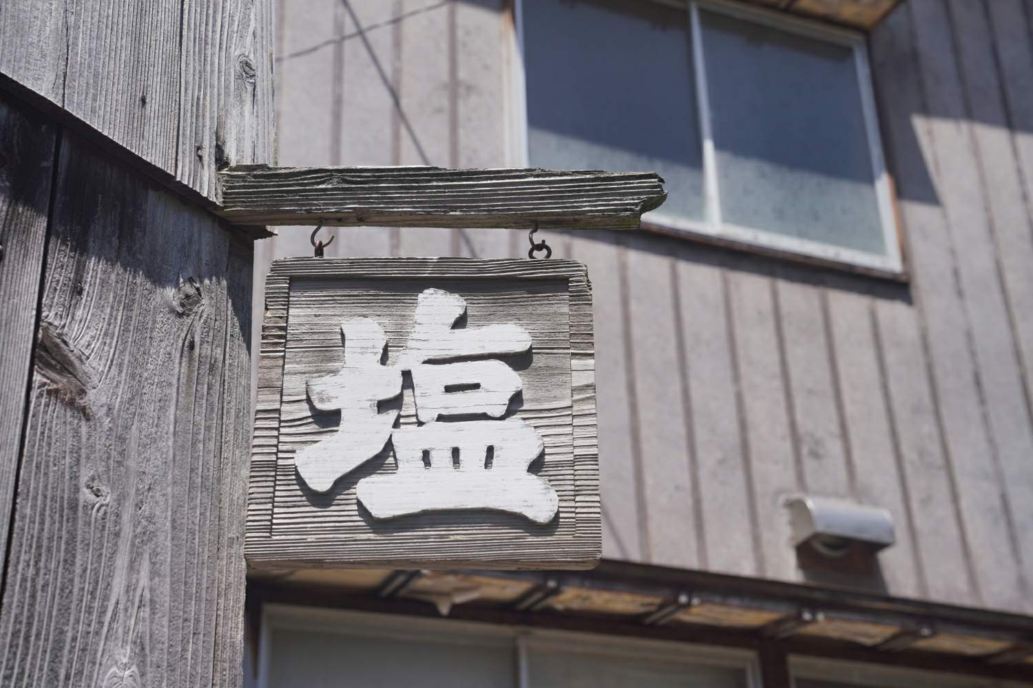 sado-long-ride-3 宿根木聚落:依偎在海岸深處的千石船與造船木匠的故鄉。這裡保留了從江戶後期到明治初期的板壁民家,街道上聚集了 100 多家,被認定為國家「重要傳統建築物群保護地區」。