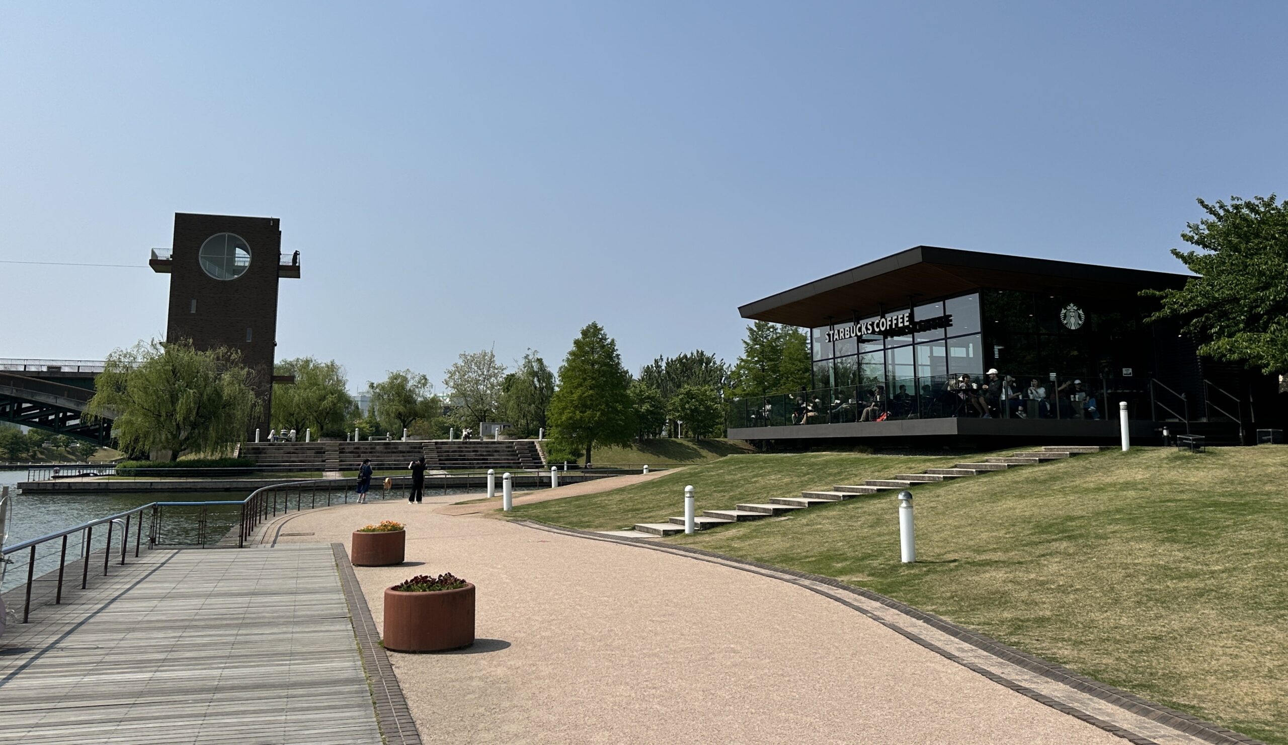 sado-long-ride-1 富岩運河環水公園‧最美星巴克概念店
為富山市湊入船町旁的運河整治成為融合自然與人文的親水公園,作為市民自由休憩與多功能活動場所,在環水公園裡可以漫步享受悠閒時光。在寬曠的草坪開放的公園,無論是孩子還是老年人雖都可以舒適地度過暫短的一刻。