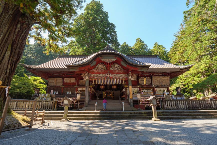 Mount-Fuji-Climbing-elmo-3 擁有 1,900 年歷史的北口本宮富士淺間神社,這裡自古便是富士山北口(吉田口)登山道的起點,供奉著女神「木花開耶姬命」。穿過巨大的鳥居與古杉參道,在此虔誠祈求登山平安,感受江戶時代以來「富士講」信徒們代代傳承的信仰力量。