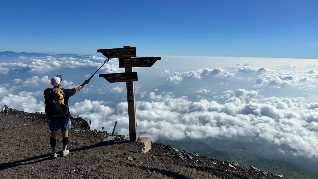 Mount-Fuji-Climbing-elmo-4 「有些風景,這輩子一定要親眼看過一次。」這不只是旅行,這是一場對自我的挑戰,也是對聖山的朝聖。當那一抹御來光(Goraiko)穿透雲海,金色的陽光灑在臉上時,你會發現:之前的汗水與疲憊,在這一刻都值得了。