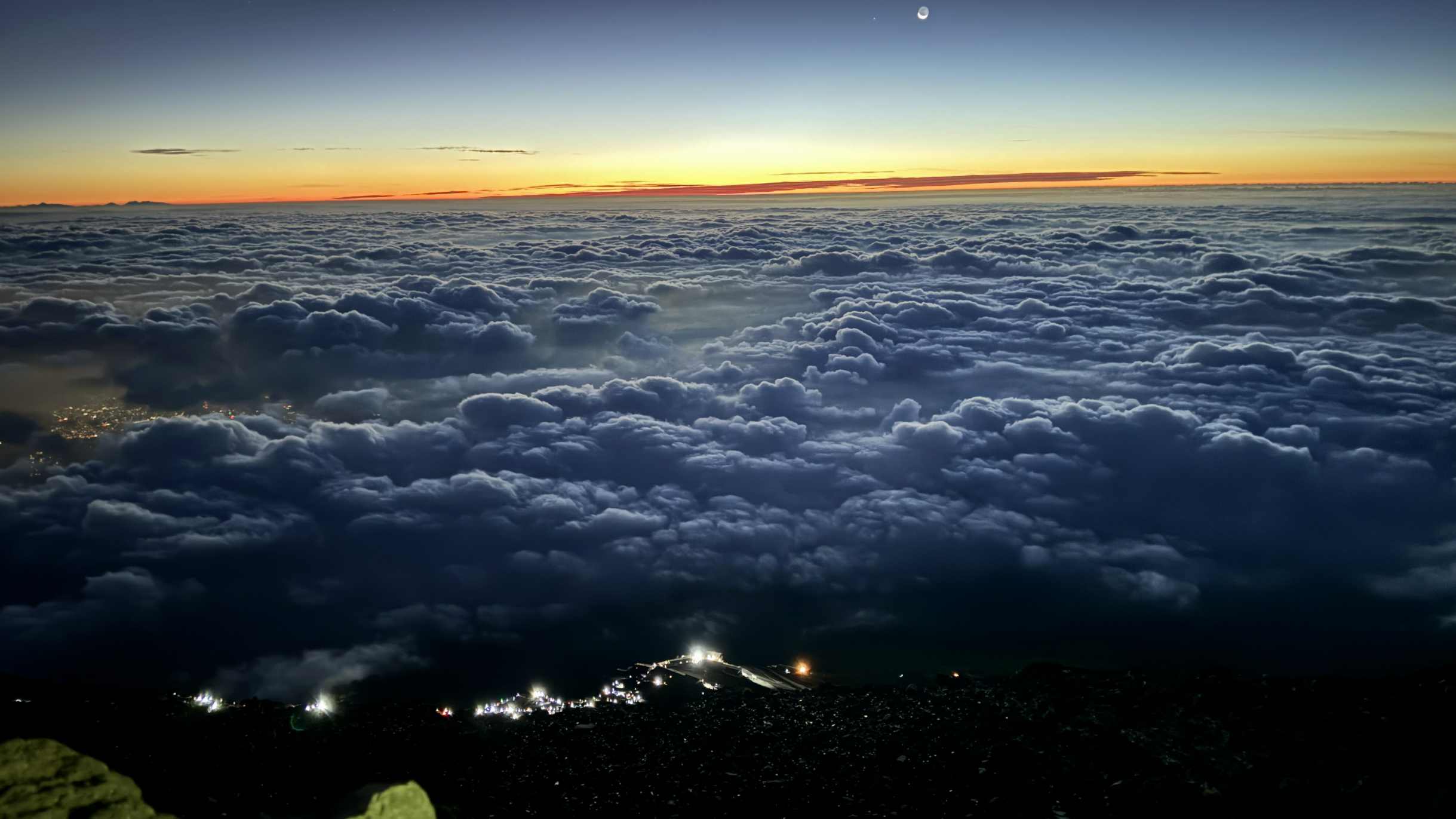 Mount-Fuji-Climbing-elmo-7 富士山是日本引以為傲的世界遺產,每年都吸引著許多登山愛好者。為了安全登山,避免破壞自然環境,請嚴格遵守富士山登山的規則和禮儀。