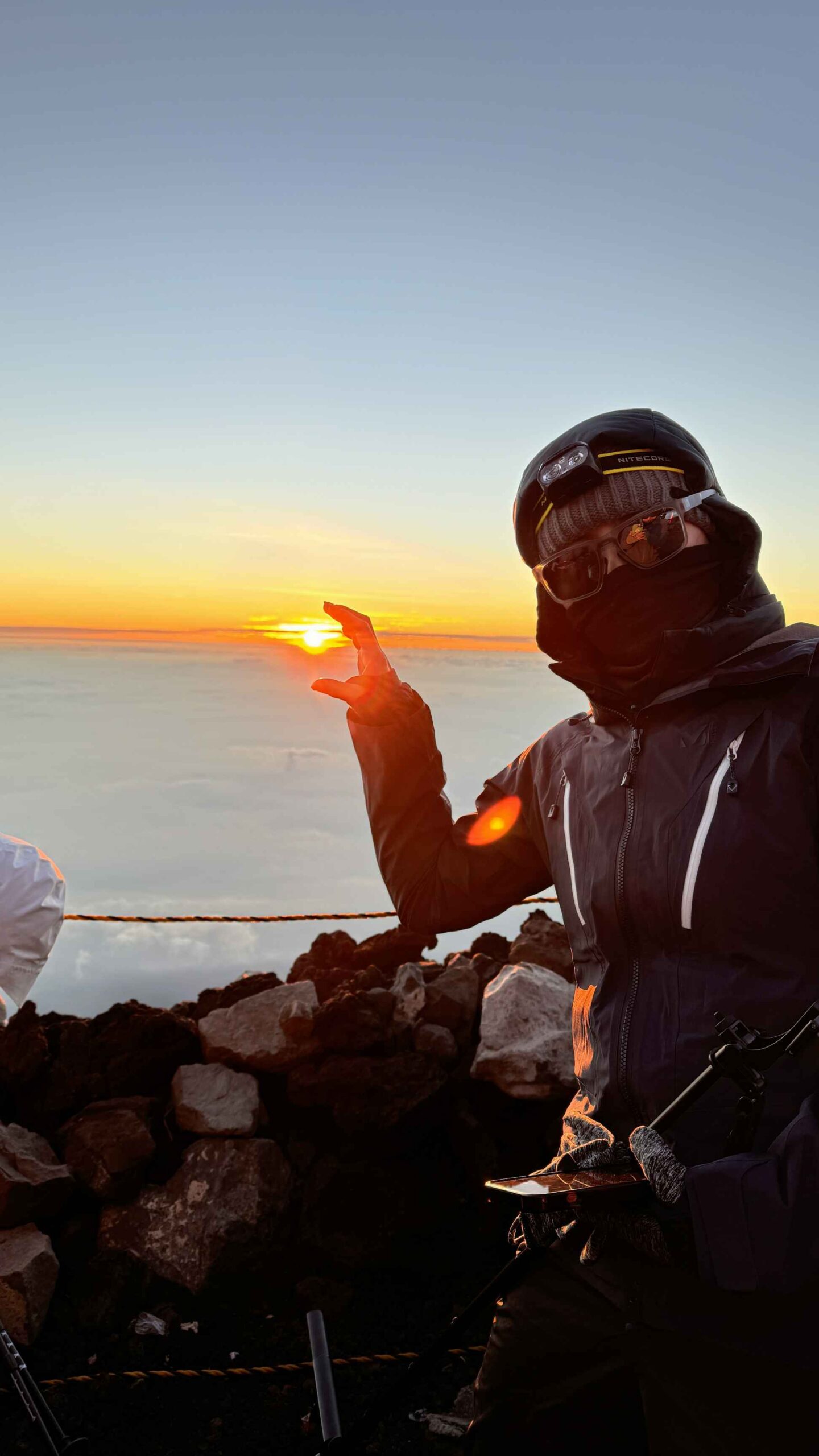 Mount-Fuji-Climbing-elmo-9 我們將在星光下醒來,於凌晨出發挑戰最後的攻頂之路。目標是在日出(約凌晨 4:30)前抵達富士山頂,親眼見證從萬丈雲海中緩緩升起的「御來光」。當金色光芒灑在最高峰的瞬間,所有的汗水都將化為一生難忘的感動。